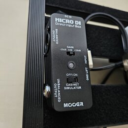 Černý DI box s nápisem MICRO DI Direct Input Box a značkou MOOER. Zařízení má přepínač GAIN s hodnotami -20dB, 0dB, +20dB a přepínač CABINET SIMULATO…
