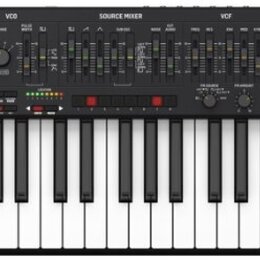 Černý analogový synthesizér s klaviaturaí. Na pravé straně panelu je bílý nápis MS-101 a v levém dolním rohu logo behringer. Horní panel obsahuje řad…