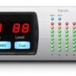 Stříbrný zvukový interface s modrými prvky. Na horní hraně je nápis STUDIO 192 Mobile • 192k 22x26 a vpravo logo PreSonus. Zařízení obsahuje dva komb…