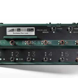 Tmavě zelený kytarový pedalboard s nápisem PROFILER REMOTE a logem KEMPER. Zařízení obsahuje displej s textem Gondwana Mars Lead, několik tlačítek a…