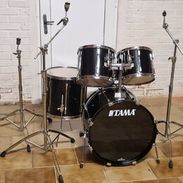 Černá bubnová sada značky TAMA. Sestava obsahuje basový buben, tommy a snare drum, vše v černém lakovaném provedení s chromovaným kováním. K sadě pat…