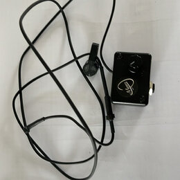 Černý kabel s malým čtvercovým ovládacím modulem. Na modulu je bílý nápis v kurzívě "Alba". Kabel končí malým kulatým senzorem s připevňovacím klipem.