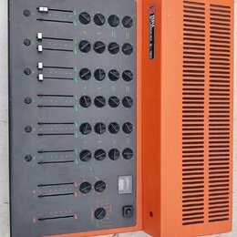 Oranžový míchací pult s černým ovládacím panelem. Na boku je uveden nápis STUDIO MIX B-30 a logo v červeném čtverečku. Panel obsahuje několik posuvní…