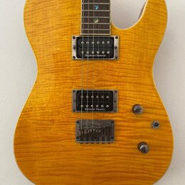 Elektrická kytara s žlutým plamenovitým povrchem těla. Na obou humbuckerech je nápis Seymour Duncan. Kytara má tři ovládací knofíky a strunoměr s fix…