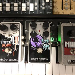 Tři kytarové efekty značky electro-harmonix umístěné vedle sebe na klávesovém nástroji. Zleva je bílý pedál s nápisem PITCH FORK, prostřední je černý…
