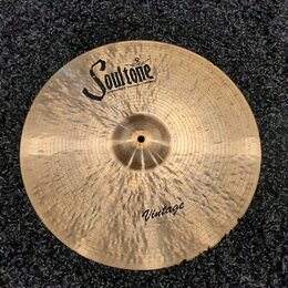 Kruhová mosazná činely s viditelným broušením povrchu. Na horní části je černý nápis SoulTone a pod ním menší text HANDMADE TURKISH CYMBALS. Ve spodn…