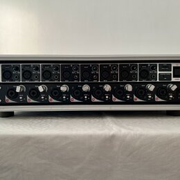 Stříbrný rackový přístroj s černým předním panelem. Na panelu jsou vidět nápisy „ULTRAGAIN PRODIGITAL“, „PR8E“ a logo „Soundcraft“. Zařízení obsahuje…