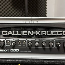 Kytarový zesilovač v hliníkovém kufru s nápisem GK GALLIEN-KRUEGER. Na předním panelu je modelové označení Fusion 550 a text Hybrid Valve Bass Amplif…