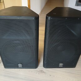 Dva černé reproduktory s kovovými mřížkami. Na spodní části obou reproduktorů je bílé logo a nápis YAMAHA. Povrch je v dobrém stavu bez viditelných p…