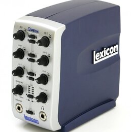 Modrý stolní audio rozhraní s bílým předním panelem. Na boku je bílé logo lexicon a nahoře na panelu modrý nápis ΩMEGA. Přední strana obsahuje několi…