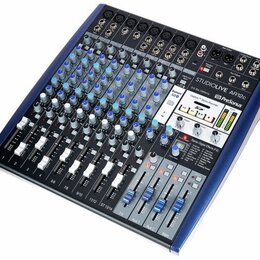 Míchací pult PreSonus StudioLive AR12c v modré barvě. Na horní části je vidět nápis STUDIOLIVE AR12c a logo PreSonus. Zařízení obsahuje řadu knoflíků…