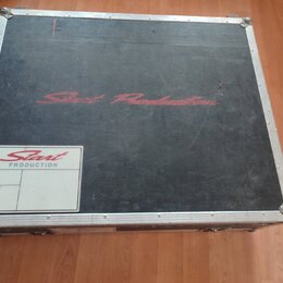 Černý transportní kufr s hliníkovým profilem a kovovými rohy. Na povrchu je červený nápis v kurzívě Start Production a v levém dolním rohu bílá nálep…