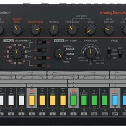 Černá analogová bubnovací souprava s nápisem RD-78 Computer Controlled Analog Drum Machine a logem behringer. Horní panel obsahuje řadu otočných pote…