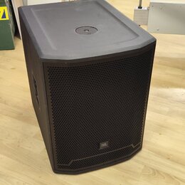 Černý basový reproduktor v uzavřené bedně s kovovou mřížkou. Na přední straně je umístěno logo JBL. Horní plocha je rovná a obsahuje centrální otvor.…