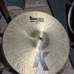 Kulatý mosazný činel s kovaným povrchem. Na horní části je černý nápis DARKCRASH, Medium Thin a 18"/45 cm. Ve spodní části je velké černé logo K.