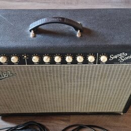 Černý kytarový kombo zesilovač s šedým textilnímkrytím reproduktoru. Na přední straně je nápis Fender a v pravé části modelové označení Super Sonic s…