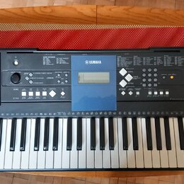 Černý digitální klavír značky YAMAHA s modelem EZ300. Nástroj má bílé a černé klávesy, dvě integrovaná reproduktory po stranách a ovládací panel s di…