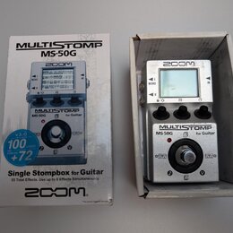 Fotografie zobrazuje stříbrný efektový pedál v krabici vedle původního obalu. Na zařízení i na krabici je vidět logo ZOOM a nápis MULTISTOMP MS-50G f…
