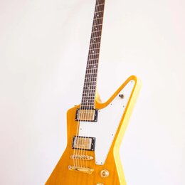 Elektrická kytara s žlutým lakem a bílým plechtrzem. Na hlavě hředu je nápis Epiphone. Kytara má dva humbuckery, zlatý hardware a tři ovládací knoflí…
