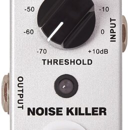 Stříbrný kytarový pedál s nápisem NOISE KILLER a logem MOOER v dolní části. Na horní straně je přepínač s nápisy DC IN, Hard a Soft, uprostřed černý…