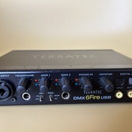 Černý zvukový interface s nápisem TERRATEC na horní straně. Na předním panelu jsou knofíky s popisky MIC INPUT, HEADPHONE, GAIN 1, GAIN 2, PHONO IN a…