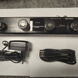 Černý Bluetooth MIDI Controller značky HOTONE s logem AMPERO. Zařízení má čtyři kovové spínací knoflíky, nápisy BANK s šipkami a displej s textem PC…