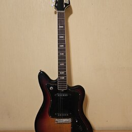Elektrická kytara s trupem v tmavém sunburst provedení a černým pickguardem. Na hlavě hředu je bílý nápis „Musima der Luther“. Nástroj vykazuje známk…