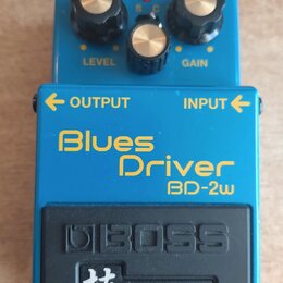 Modrý kytarový efekt s nápisy Blues Driver a BD-2w. Na spodní části je černý panel s logem BOSS a nápisem 技 WAZA CRAFT. Horní část obsahuje tři otočn…