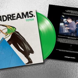 Zelená vinylová deska s obalem. Na obalu je černý nápis GUNDREAMS. a modrý nápis TOTEM, doprovázený fotografií postavy v kostýmu. Na přiloženém černé…