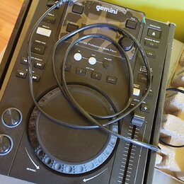 Černý digitální DJ player s nápisem gemini a označením CDJ-300 Professional Media Player. Zařízení obsahuje jogové kolo, fader a řadu ovládacích tlač…