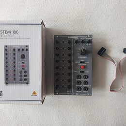 Krabice a modul sekvenceru s připojeným datovým kabelem. Na krabici je nápis SYSTEM 100 182 SEQUENCER Legendary Analog Sequencer Module for Eurorack…