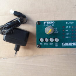 Na fotografii je zelený elektronický modul s nápisy FBX SOLO a SL-820. Zařízení obsahuje žlutý regulační knoflík s nápisem LEVEL ADJUST, čtyři šedá t…