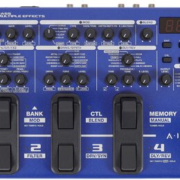 Modrý efektový procesor pro basovou kytaru s nápisem BOSS ME-90B MULTIPLE EFFECTS. Zařízení má horní panel s mnoha ovládacími knoflíky, přepínači a d…