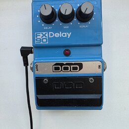 Modrý kytarový efekt s třemi ovládacími knoflíky popsanými jako DELAY, MIX a REPEAT. Na přední straně je nápis FX 90 Delay a červená kontrolka. Spodn…