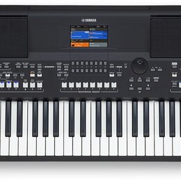 Černý digitální klavír s bílými a černými klávesami. Na horní straně je centrální displej, nad ním logo YAMAHA a vpravo nápis PSR-SX600. Nástroj obsa…