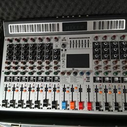 Stříbrný mixážní pult v přepravním kufru s pěnovou výplní. Na horní části je nápis MIXER a v centru se nachází displej s nadpisem 7-BAND STEREO GRAPH…