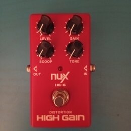 Červený kytarový efekt s nápisy nux, HG-6 a DISTORTION HIGH GAIN. Na horní straně jsou čtyři černé otočné ovířky s popisky LEVEL, GAIN, SCOOP a TONE.…