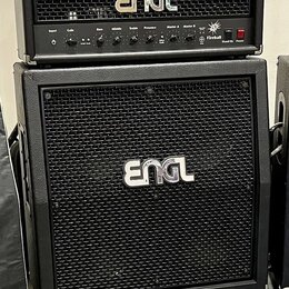 Černý kytarový zesilovač s boxem značky ENGL. Horní kombo má na ovládacím panelu nápisy Input, Gain, Bass, Middle, Treble, Presence, Master A, Master…