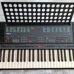 Černý elektronický klavír s nápisem YAMAHA PSR-400 a označením AWM. Nástroj má standardní klávesnici s bílými a černými klávesami, v levém dolním roh…