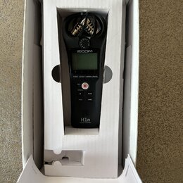 Černý digitální nahrávač Zoom H1n Handy Recorder v bílém originálním packagingu. Na přístroji je vidět displej, červené tlačítko REC a ovládací prvky…