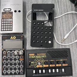 Fotografie zobrazuje tři zařízení značky Korg a doprovodné příslušenství. V horní části je stříbrný kartonový obal s nápisy pocket operator PO-33 K O…