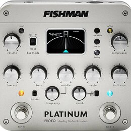 Stříbrný kytarový předzesilovač značky FISHMAN s modelem PLATINUM PRO EQ Analog PreAmplification. Zařízení má digitální displej s nápisem GUITAR a 44…
