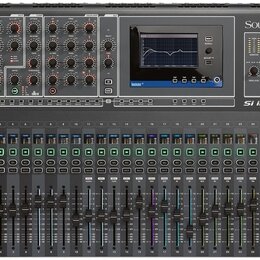 Černý mixovací pult s nápisem Soundcraft a modelem Si impact. Horní část obsahuje řadu otočných knoflíků, sekci dbx a displej s grafem. Spodní část j…