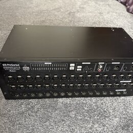 Černý rackový stagebox značky PreSonus s nápisem STUDIOLIVE RM32. Zařízení obsahuje řadu kombinovaných konektorů pro vstupy označených čísly 1 až 32…