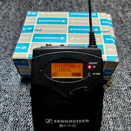Černý bezdrátový vysílač s displejem, na kterém je text 517.875MHz Y LUDEK01 a indikátor baterie. Na spodní části je bílý nápis SENNHEISER ew 100 G3.…