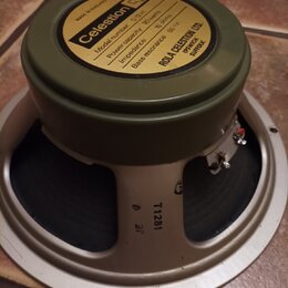 Reproduktor s olivově zeleným magnetem a béžovým rámem. Na horní straně magnetu je žlutá nálepka s nápisy Celestion, Model number G12 H, Power capaci…
