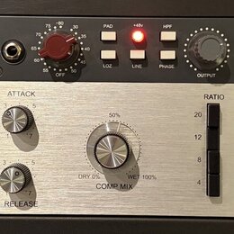 Fotografie zachycuje dvě rackové jednotky. Horní černý přístroj má nápisy Heritage Audio, HA-73 MICROPHONE AMPLIFIER a ELITE SERIES. Dolní stříbrný p…