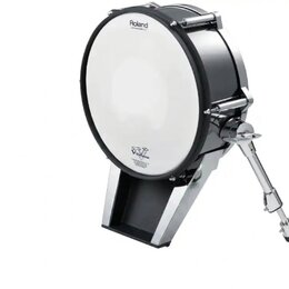 Černý elektronický basový buben s bílým membránovým povrchem. Na horní části je nápis Roland a v dolní části logo V-Drums. Nástroj je umístěn na kovo…