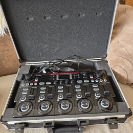 Černý digitální sampler Boss RC-500 umístěný v hliníkovém přepravním kufru s pěnovou výplní. Na zařízení je vidět bílé logo BOSS a červený nápis LOOP…