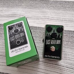 Kytarový efekt v kovovém šasi s nápisem EAST RIVER DRIVE a logem electro-harmonix. Pedál má tři černé ovládací knoflíky, zelený spínací tlačítko a gr…